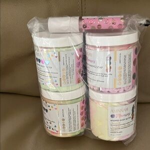 AMINNAH Whipped Body Butter & Foaming Soap Gift Set - Pink/Multicolor